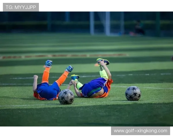 近距离观察足球球星的训练与生活细节揭示他们背后的坚韧与努力